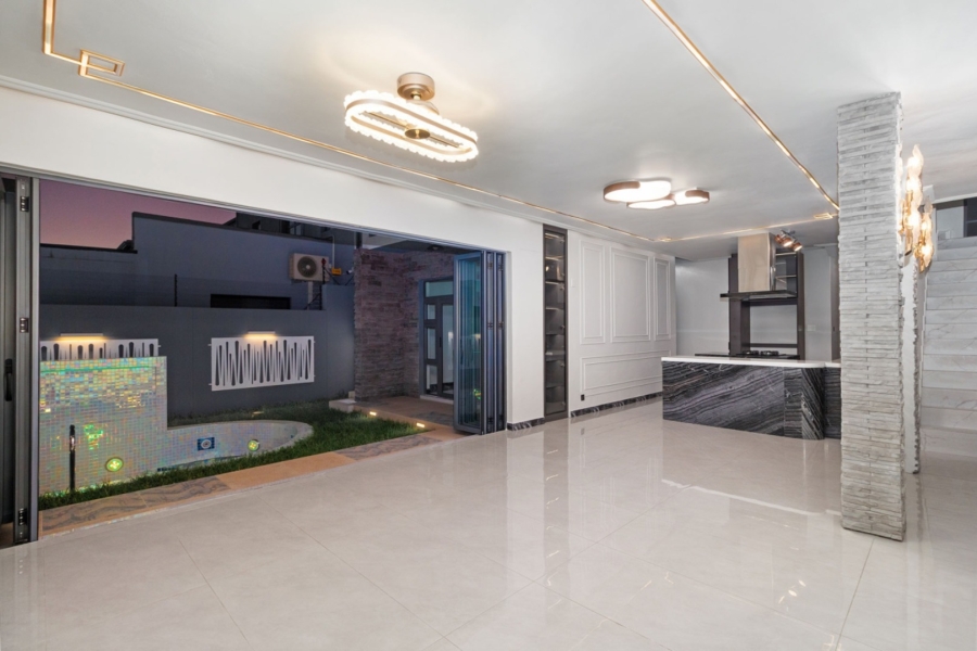 6 Bedroom Property for Sale in Sandown Western Cape